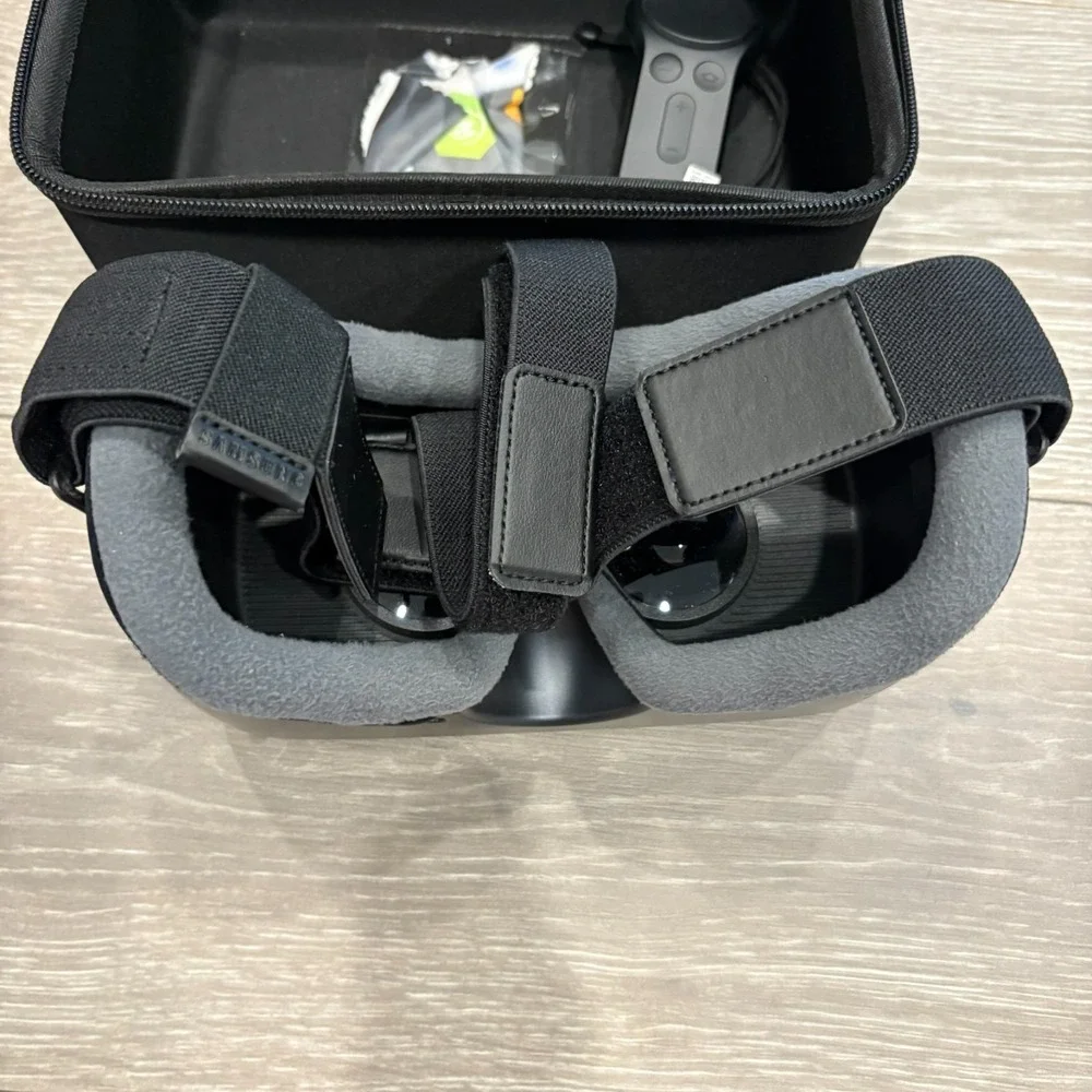 Samsung Gear VR SM-R323 Oculus Headset With Controller & Carrying Case Black
